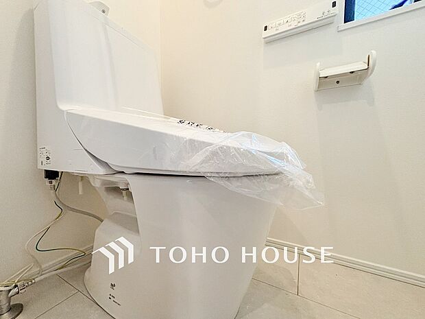 トイレはシンプルにホワイトで統一した温水洗浄付です。