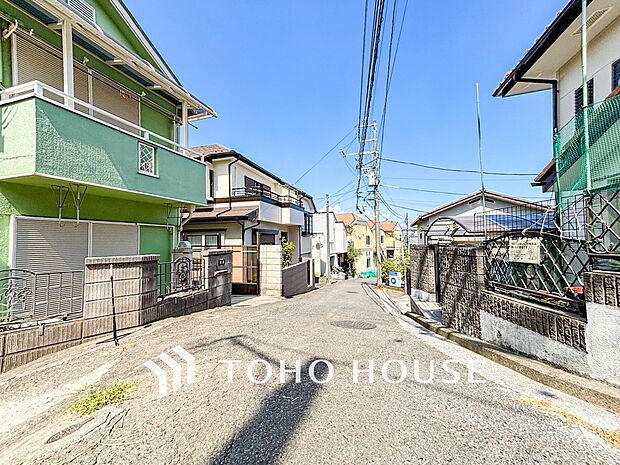 前面道路含む現地写真『快適』は「家」と「街」と「環境」が調和した時に訪れるだと改めて感じさせてくれます。