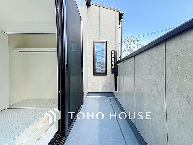 暮らしの中で光と風を演出してくれるバルコニー。