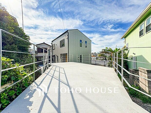 敷地内駐車スペースあり。日々の暮らしをスムーズに運びます。