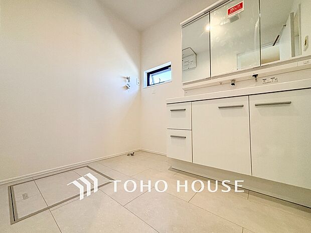 落ち着いた空間を演出するカラーと、ゆったりお使い頂ける広さが魅力のパウダールーム。