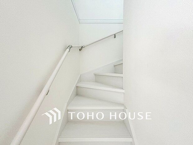 各フロアを結ぶ階段。集いの空間と一人の時間を楽しむプライベートルームをバランスよく繋いでいます。