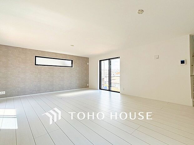 あたたかい日差しがたっぷり降り注ぐLDKは自然と家族の顔があかるい笑顔に。