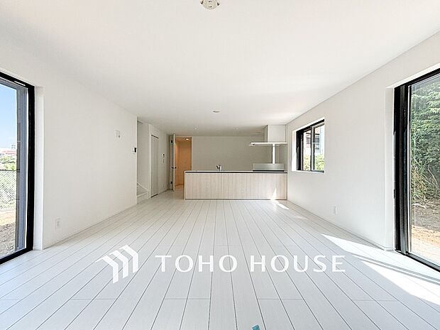 忙しい朝でも、しっかり家族が揃って食事をして頂けるゆとりある大きさのダイニングスペース。