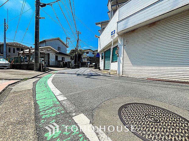 前面道路含む現地写真『快適』は「家」と「街」と「環境」が調和した時に訪れるだと改めて感じさせてくれます。