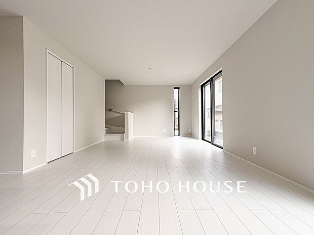 爽やかな色合いのフローリングと清潔感の溢れるクロスが明るい空間を創り出しているリビングダイニング。