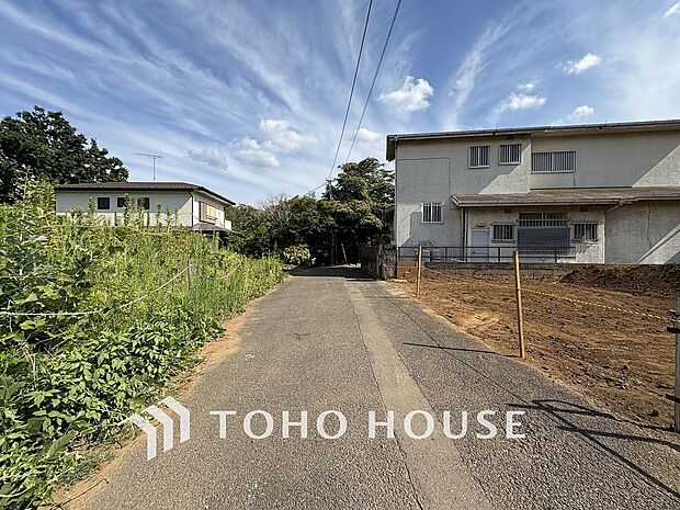 前面道路含む現地写真『快適』は「家」と「街」と「環境」が調和した時に訪れるだと改めて感じさせてくれます。