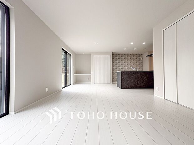 光と風があふれる開放的なリビングダイニングには自然と家族みんなが集まってきます。