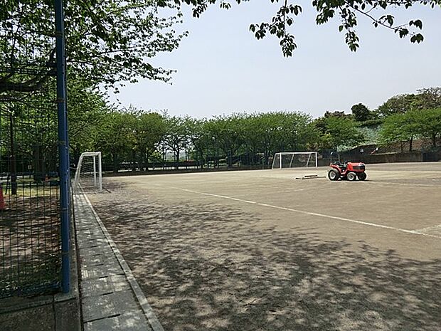 はまゆう公園は、市の中心部から徒歩圏内にあるりサッカーコートのある公園として、中学生、高校生および社会人のサッカー等に広く使用されています。