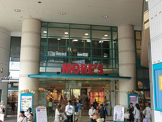 横須賀中央駅隣接(京浜西口すぐ)160の専門店の大型総合ショッピングゾーン。)