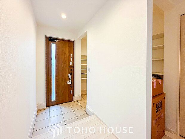 居住者の帰り、訪れる方を優しく迎えてくれる開放感のある玄関。