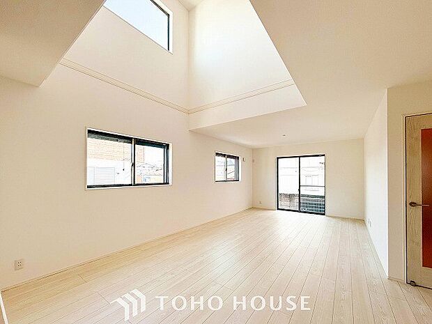 光と風があふれる開放的なリビングダイニングには自然と家族みんなが集まってきます。