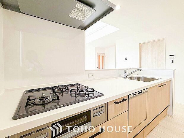 機能的で使い勝手のよさそうなキッチン。明るく清潔感があります。