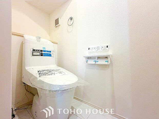 トイレはシンプルにホワイトで統一した温水洗浄付です。