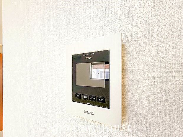 誰が来てもわかる様にモニター付きインターホンを設置。