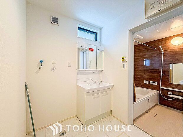 落ち着いた空間を演出するカラーと、ゆったりお使い頂ける広さが魅力のパウダールーム。