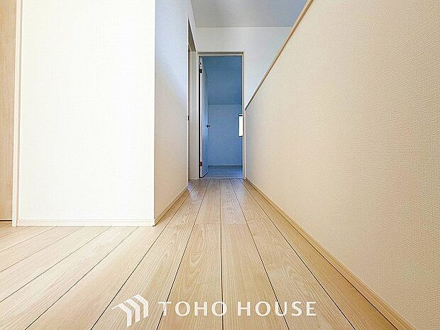 上質感漂う廊下。居住者の帰り、訪れる方を優しく迎え安らぎに満ちた生活空間を予感させます。