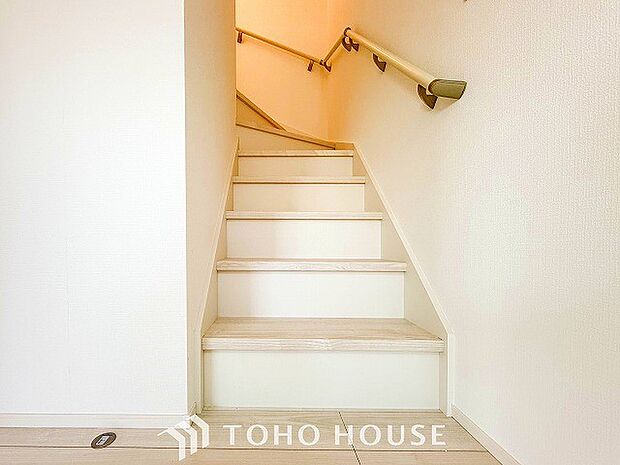 各フロアを結ぶ階段。集いの空間と一人の時間を楽しむプライベートルームをバランスよく繋いでいます。