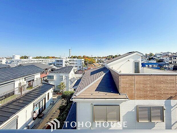 豊かな眺望にふさわしい空間には、通風・採光にも優れ、心地よい光と風があふれています。