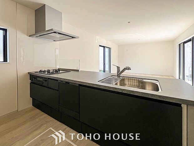 ご家族みんなで調理ができる位のスペースを実現したキッチン空間となっております。