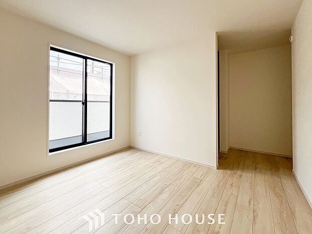 大きな窓からたっぷりと陽光が注がれる明るい空間。家族の成長に対応できる永住仕様の間取り。