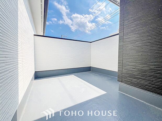 暮らしの中で光と風を演出してくれるバルコニー。