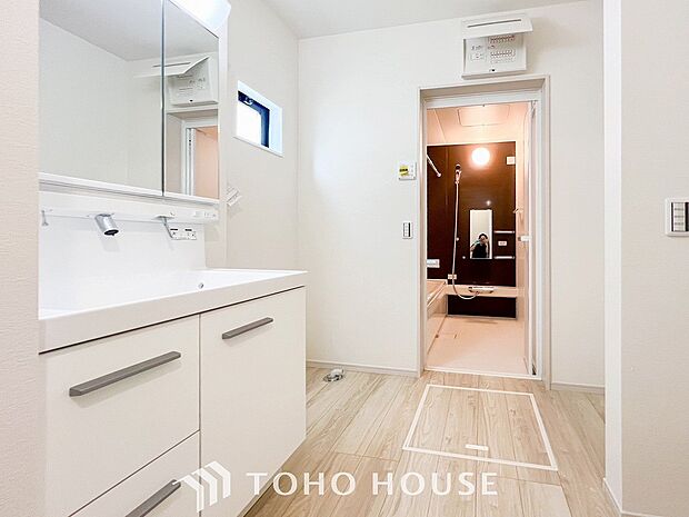 落ち着いた空間を演出するカラーと、ゆったりお使い頂ける広さが魅力のパウダールーム。