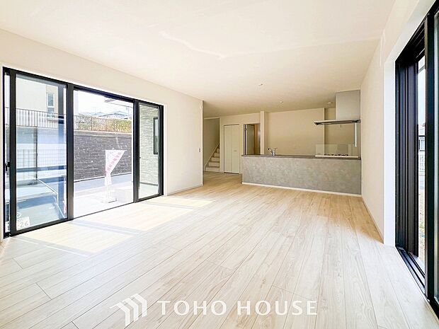 忙しい朝でも、しっかり家族が揃って食事をして頂けるゆとりある大きさのダイニングスペース。