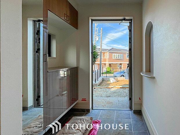 居住者の帰り、訪れる方を優しく迎えてくれる開放感のある玄関。