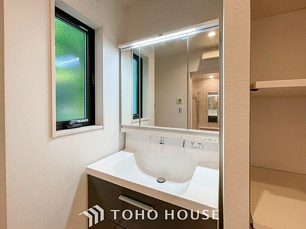 洗面台・洗面所十分な大きさの洗面台は、朝の慌ただしい時間でも余裕とゆとりを感じて頂けます。