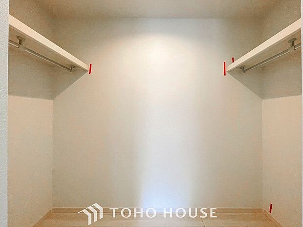 普段使わない季節用品やトランクなど大きなものもラクラク収納できる広さがございます。