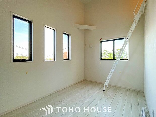 採光もアクセントの一つとして。プライベートルームにはやさしい光が射し込んでいます。