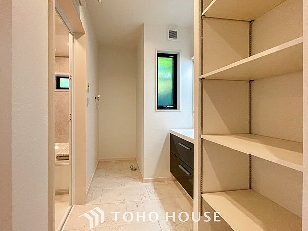 落ち着いた空間を演出するカラーと、ゆったりお使い頂ける広さが魅力のパウダールーム。