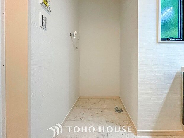 洗濯機を配置しても十分なスペースを確保しております。