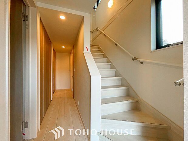 パブリックとゾーンとプライベートゾーンを繋ぐ階段。豊かな陽光が注ぎ込み、爽やかな住空間を演出。