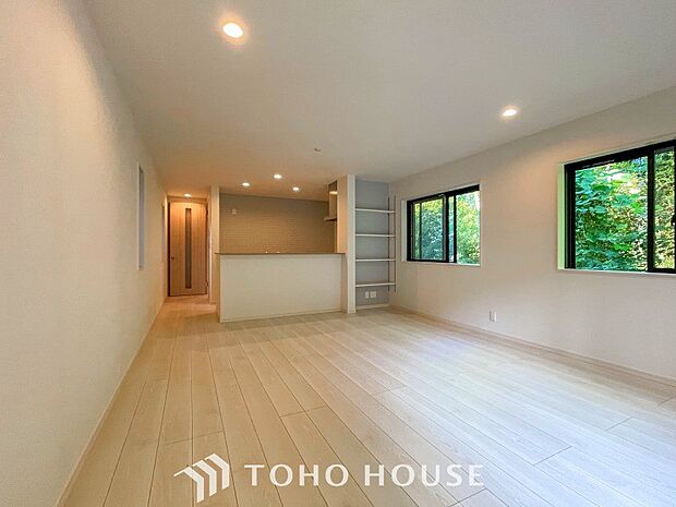 忙しい朝でも、しっかり家族が揃って食事をして頂けるゆとりある大きさのダイニングスペース。