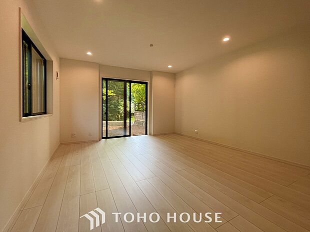 光と風があふれる開放的なリビングダイニングには自然と家族みんなが集まってきます。