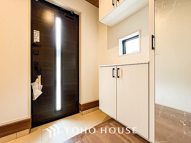 帰り着くたびに洗練されたテイストの空間に迎えられ誇りと喜びを感じる玄関まわりです。