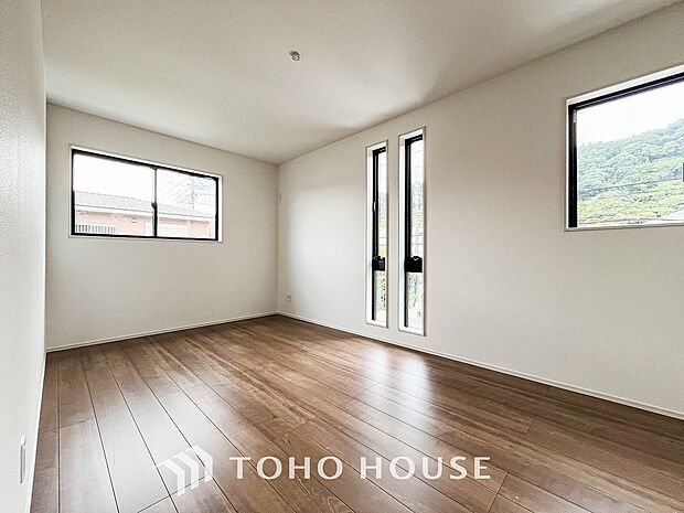 大きな窓からたっぷりと陽光が注がれる明るい空間。家族の成長に対応できる永住仕様の間取り。