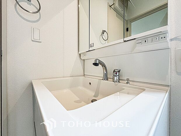 洗面台・洗面所パウダールームはナチュラルな雰囲気で清潔な印象。