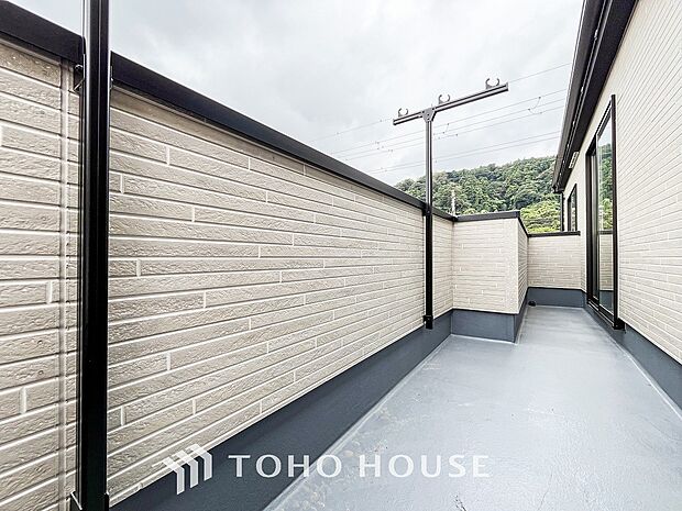 暮らしの中で光と風を演出してくれるバルコニー。