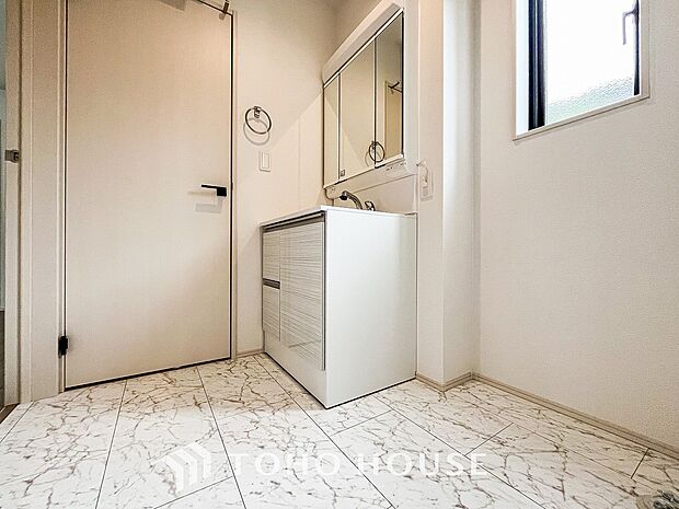 落ち着いた空間を演出するカラーと、ゆったりお使い頂ける広さが魅力のパウダールーム。