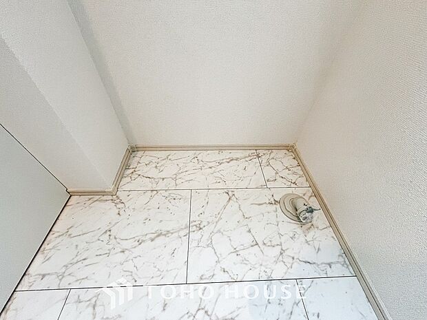 洗濯機を配置しても十分なスペースを確保しております。