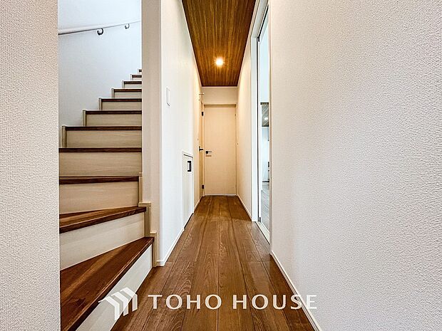 やわらかな陽射しがふりそそぎ、ゆったりした時間が流れる室内。