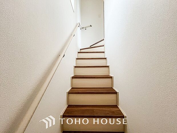 パブリックゾーンとプライベートゾーン繋ぐ階段。豊かな陽光が注ぎ込み、爽やかな住空間を演出。