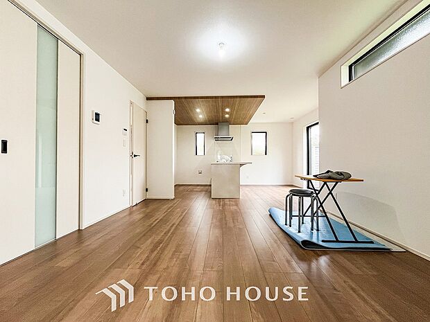 忙しい朝でも、しっかり家族が揃って食事をして頂けるゆとりある大きさのダイニングスペース。