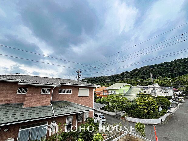 豊かな眺望にふさわしい空間には、通風・採光にも優れ、心地よい光と風があふれています。