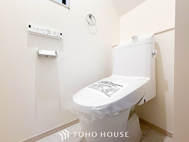 トイレはシンプルにホワイトで統一した温水洗浄付です。