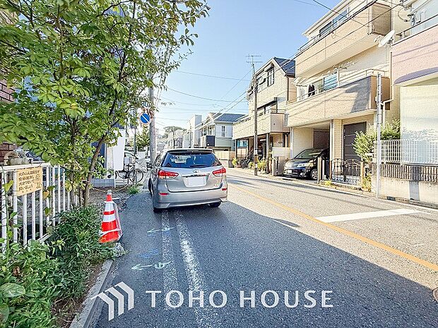 前面道路含む現地写真『快適』は「家」と「街」と「環境」が調和した時に訪れるだと改めて感じさせてくれます。