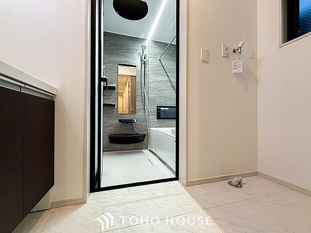 清潔感のあるプライベート空間は、身だしなみチェックや肌のお手入れに最適です。